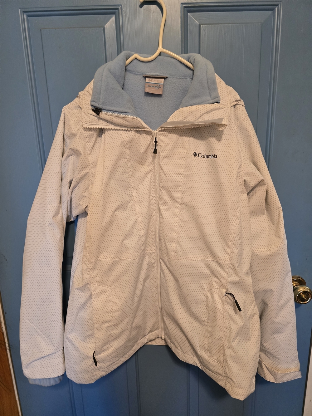 Columbia Women's White Ski Jacket with Light Blue Fleece Collar